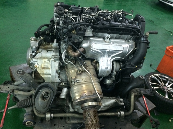 VOLVO S40 D4 高速公路撞擊後之拆卸引擎