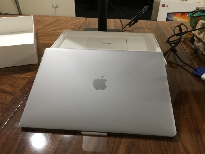 開箱 - 2017 MacBook Pro 13吋 Touch Bar and Touch ID 3.1GHz 256GB 加 LG UltraFine 4K