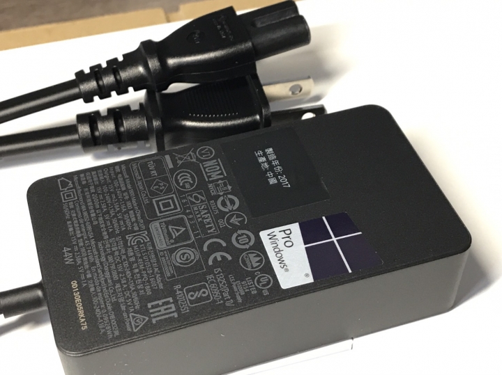 NEW Surface PRO 到手啦！！！開箱已補！！！已購入擴充基座~~~