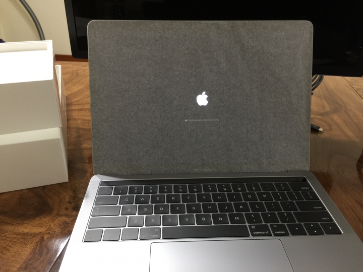 開箱 - 2017 MacBook Pro 13吋 Touch Bar and Touch ID 3.1GHz 256GB 加 LG UltraFine 4K