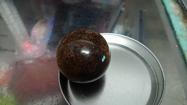 請問這是什麼石頭，紋路看起來像木頭，重量就是3.5cm的彈珠
