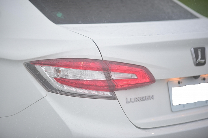 Nikon 105mm F1.4E簡單試拍Luxgen S3，在大雨中，然後等雨停。