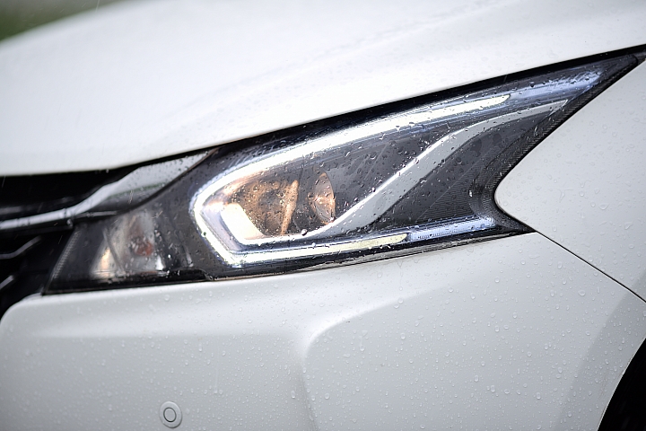 Nikon 105mm F1.4E簡單試拍Luxgen S3，在大雨中，然後等雨停。