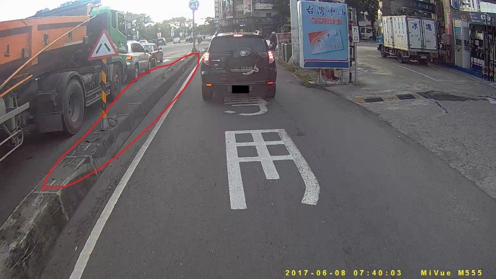 請問這種情況，大家會檢舉汽車行駛機慢車專用道嗎?