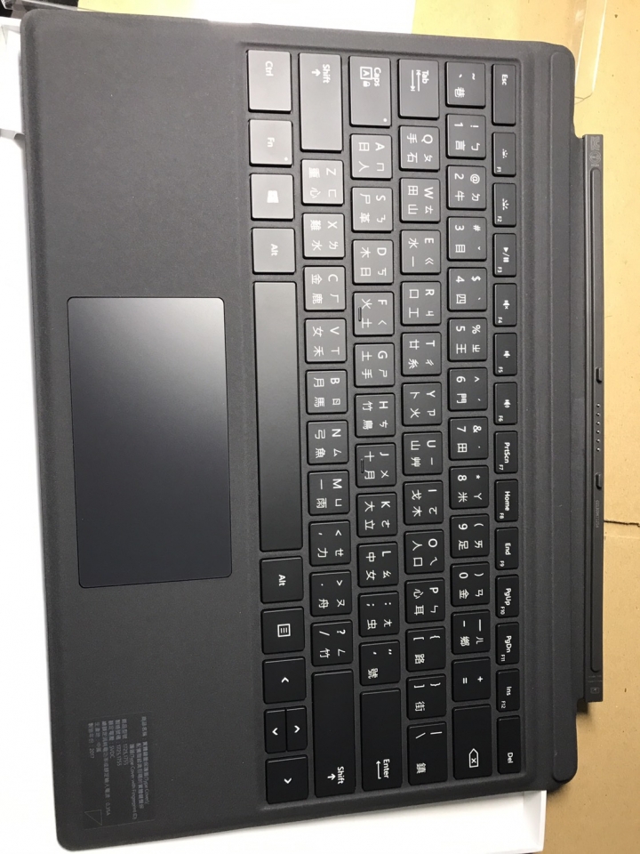 NEW Surface PRO 到手啦！！！開箱已補！！！已購入擴充基座~~~