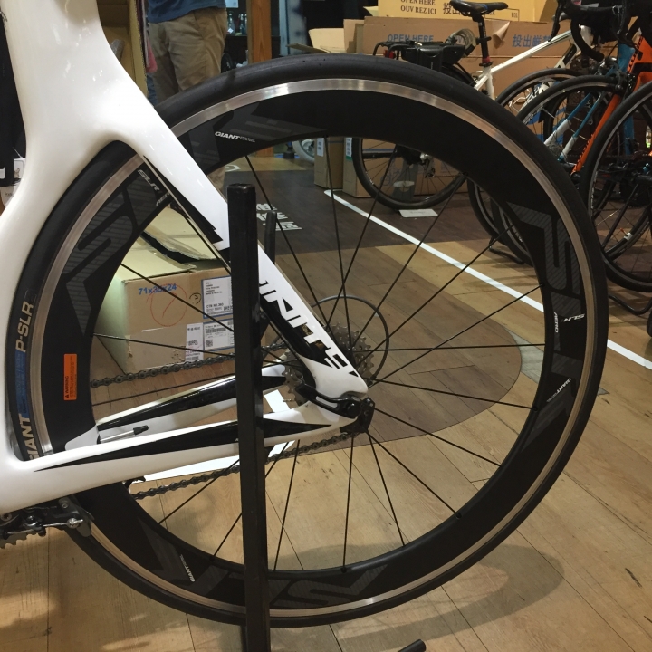 誰能幫忙一下 查一下這組輪組規格 (急...)