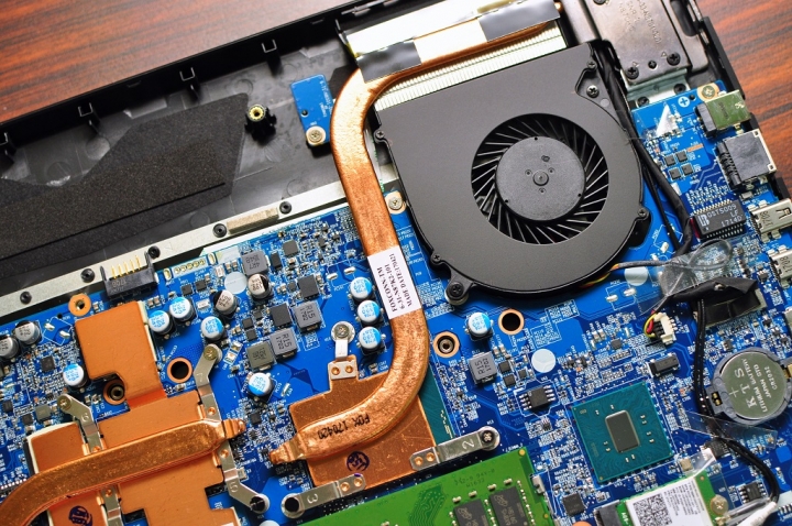 GIGABYTE Sabre 17，低調守成 鋒芒內斂