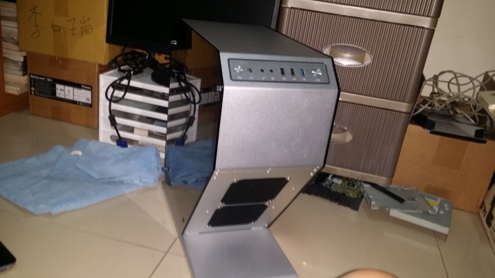 請教大大,有人知道這款機殼嗎?感謝