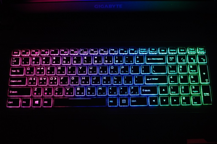 GIGABYTE Sabre 17，低調守成 鋒芒內斂