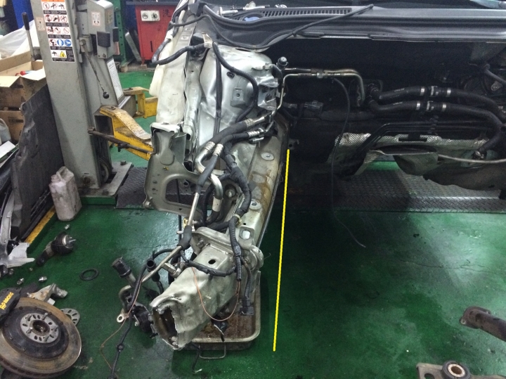 VOLVO S40 D4 高速公路撞擊後之拆卸引擎