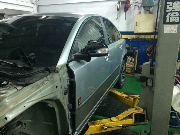 VOLVO S40 D4 高速公路撞擊後之拆卸引擎