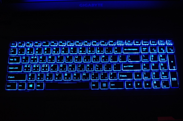 GIGABYTE Sabre 17，低調守成 鋒芒內斂