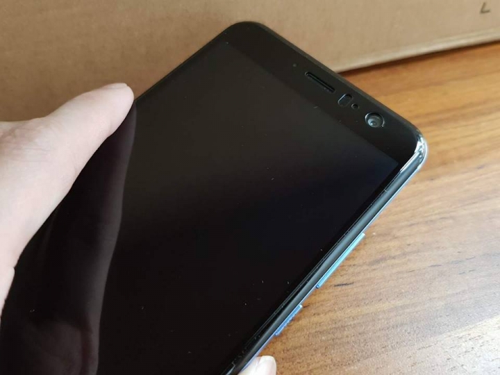 HTC U11貼滿版保護貼心得! (一分錢一分貨)