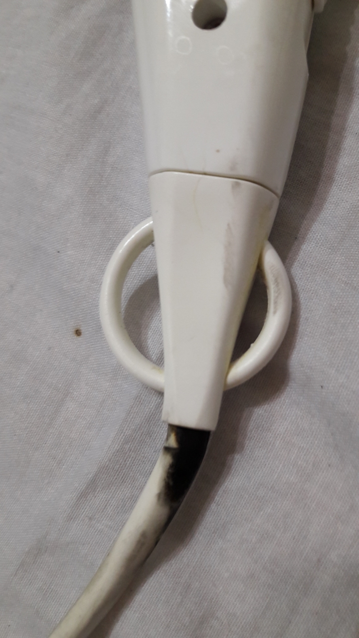 有人碰過這種事嗎?頭髮吹一半,吹風機突然爆了.