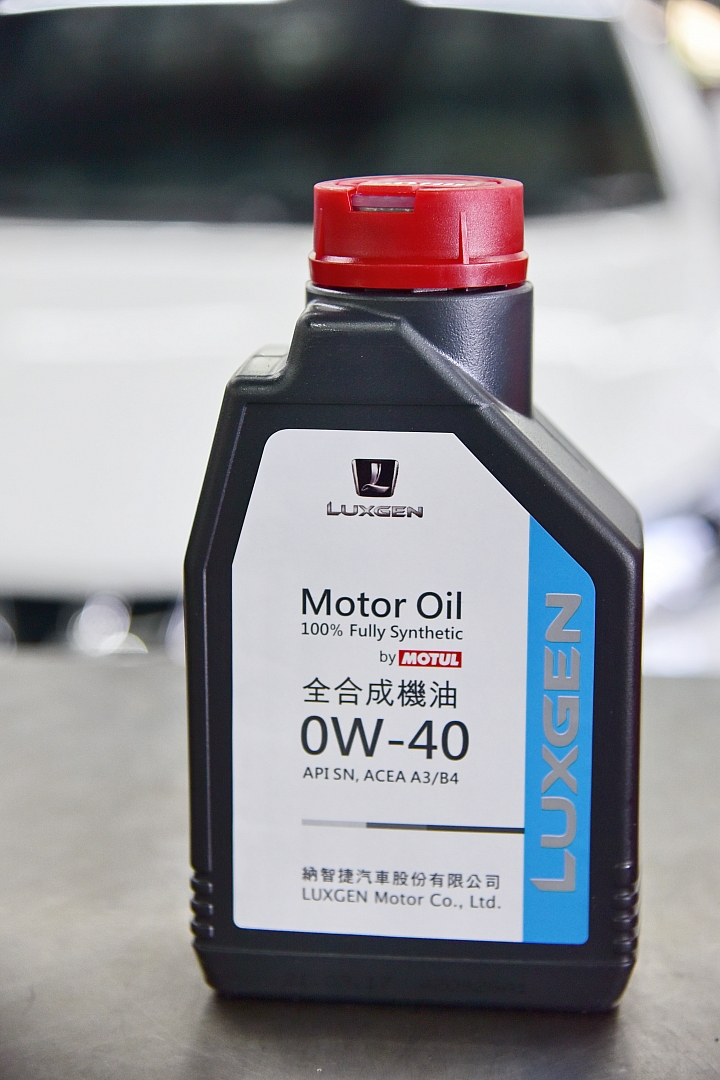 Luxgen S3五萬公里定保，特別選最火紅的0W-40機油。