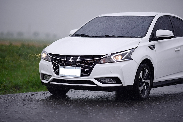 Nikon 105mm F1.4E簡單試拍Luxgen S3，在大雨中，然後等雨停。