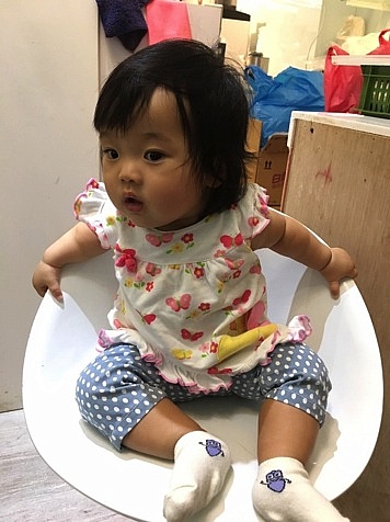 分享小女娃的可愛配件＆尿布