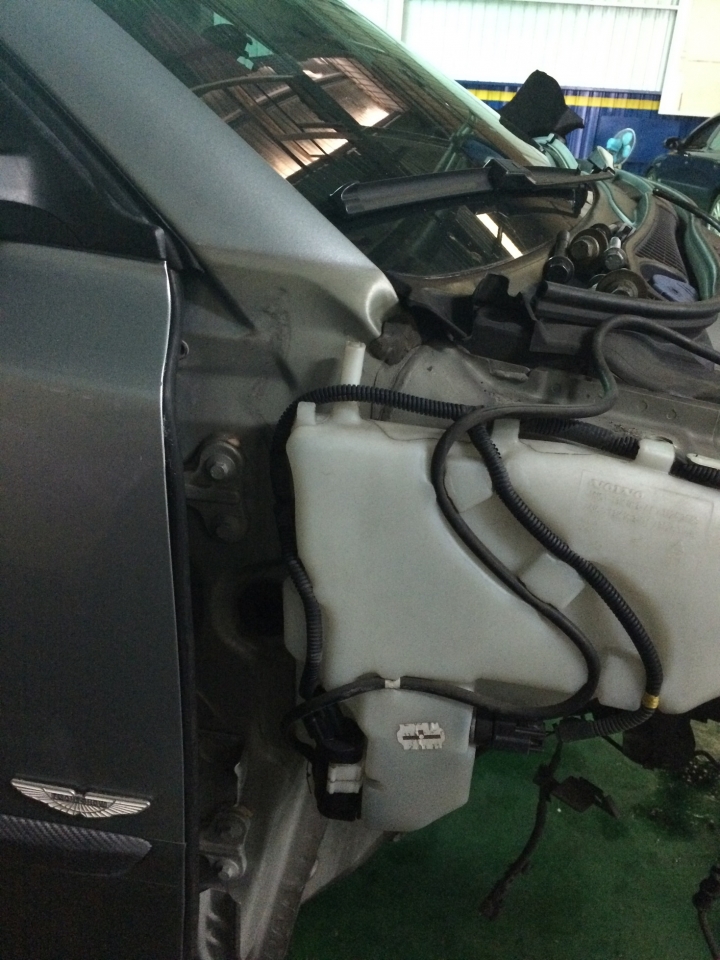 VOLVO S40 D4 高速公路撞擊後之拆卸引擎