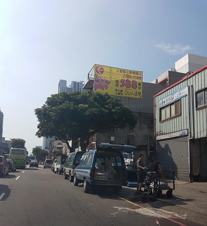 放任汽車違停，導致台灣大道寸步難行，BRT改成優化公車後更塞了！?