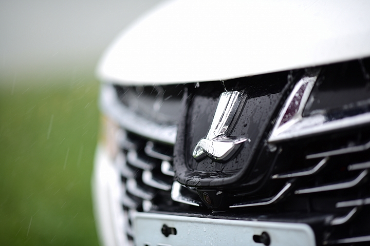 Nikon 105mm F1.4E簡單試拍Luxgen S3，在大雨中，然後等雨停。