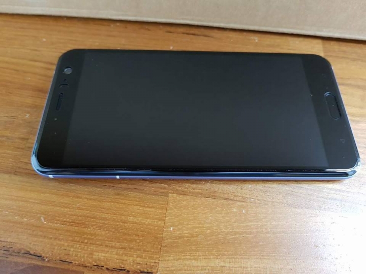 HTC U11貼滿版保護貼心得! (一分錢一分貨)