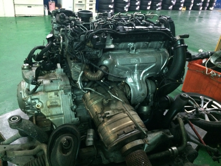 VOLVO S40 D4 高速公路撞擊後之拆卸引擎