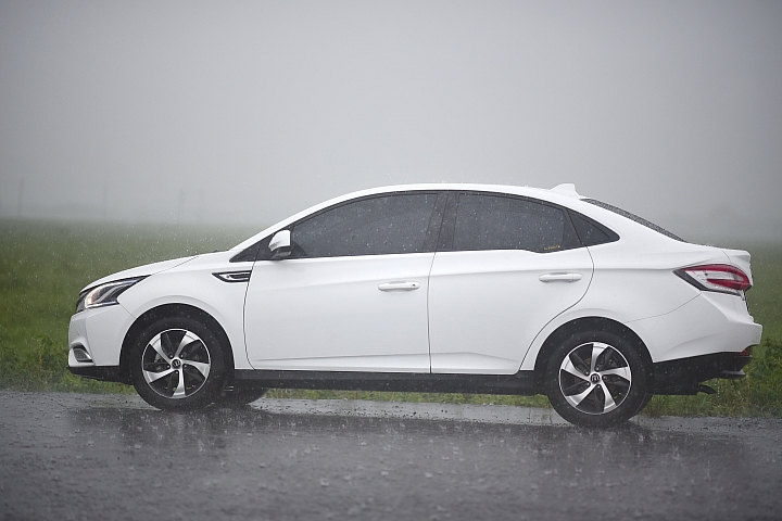 Nikon 105mm F1.4E簡單試拍Luxgen S3，在大雨中，然後等雨停。