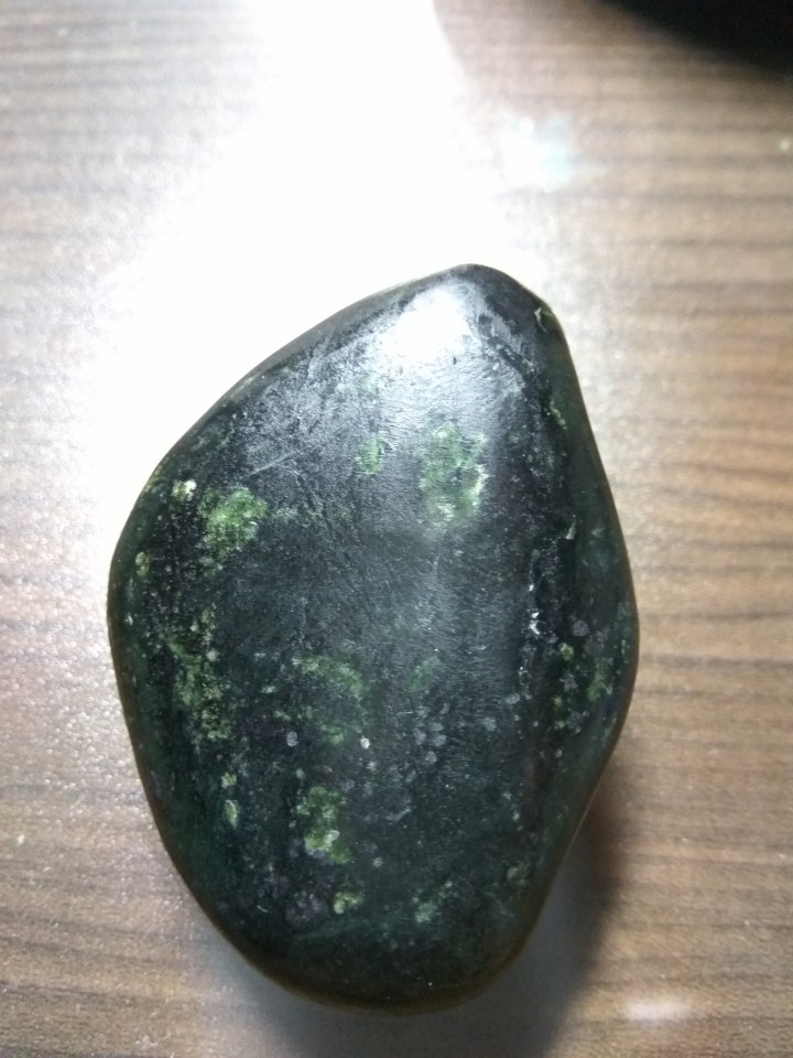 有磁極的蛇紋石...