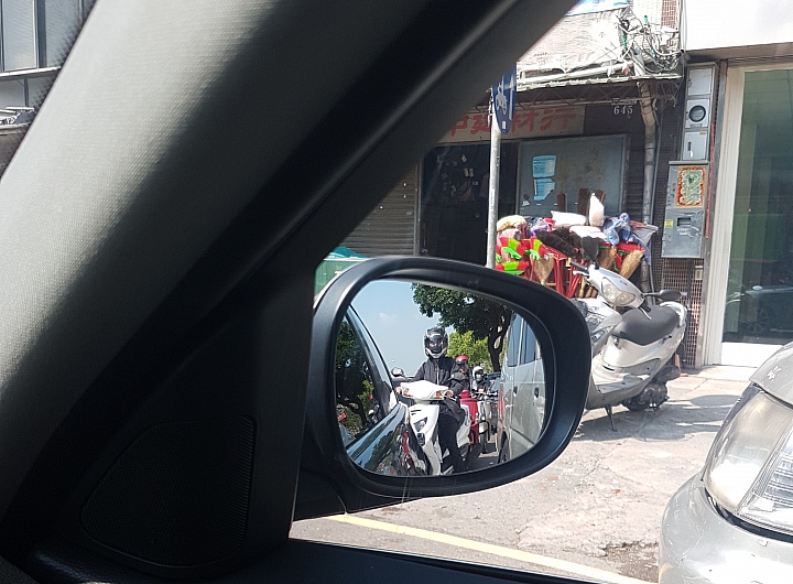 放任汽車違停，導致台灣大道寸步難行，BRT改成優化公車後更塞了！?