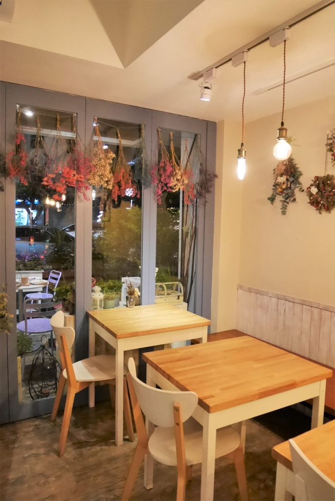 【台北芝山站 | 甜點】美味重乳酪佐乾燥花的美好夢境✡小夢境。Little Dream Cafe'