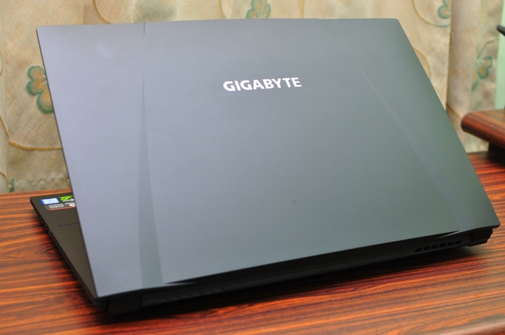 GIGABYTE Sabre 17，低調守成 鋒芒內斂