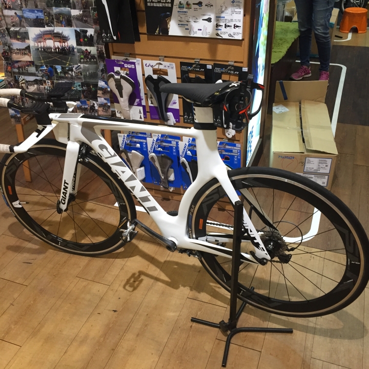 誰能幫忙一下 查一下這組輪組規格 (急...)