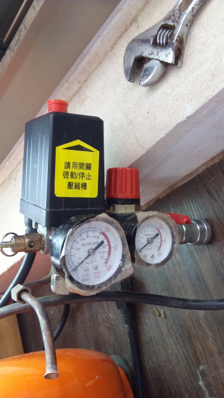 請教如何更換(拆開)空壓機 壓力開關...已解決,謝謝!