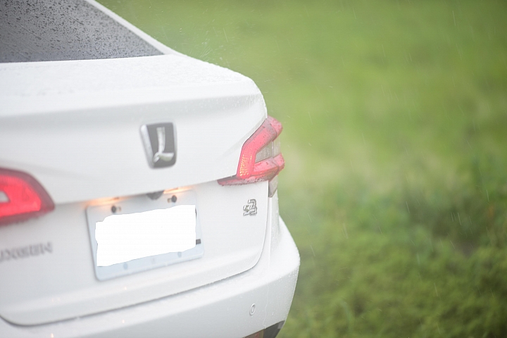 Nikon 105mm F1.4E簡單試拍Luxgen S3，在大雨中，然後等雨停。