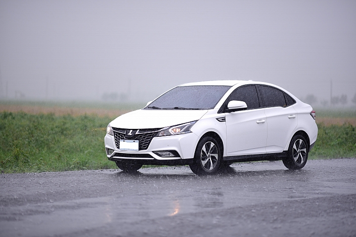 Nikon 105mm F1.4E簡單試拍Luxgen S3，在大雨中，然後等雨停。