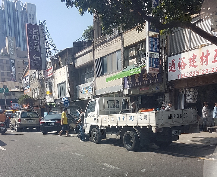 放任汽車違停，導致台灣大道寸步難行，BRT改成優化公車後更塞了！?