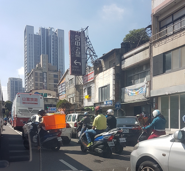 放任汽車違停，導致台灣大道寸步難行，BRT改成優化公車後更塞了！?