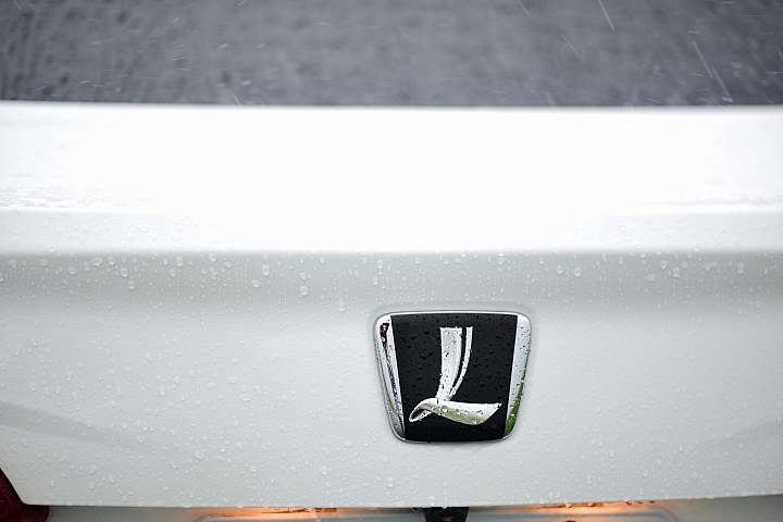 Nikon 105mm F1.4E簡單試拍Luxgen S3，在大雨中，然後等雨停。