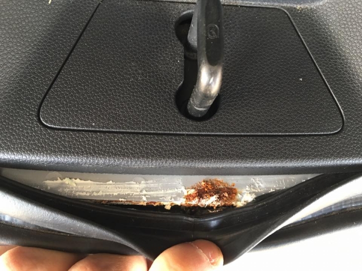 Mazda 5 尾門門框生鏽問題（Fram FB All new mazda 5 Club)