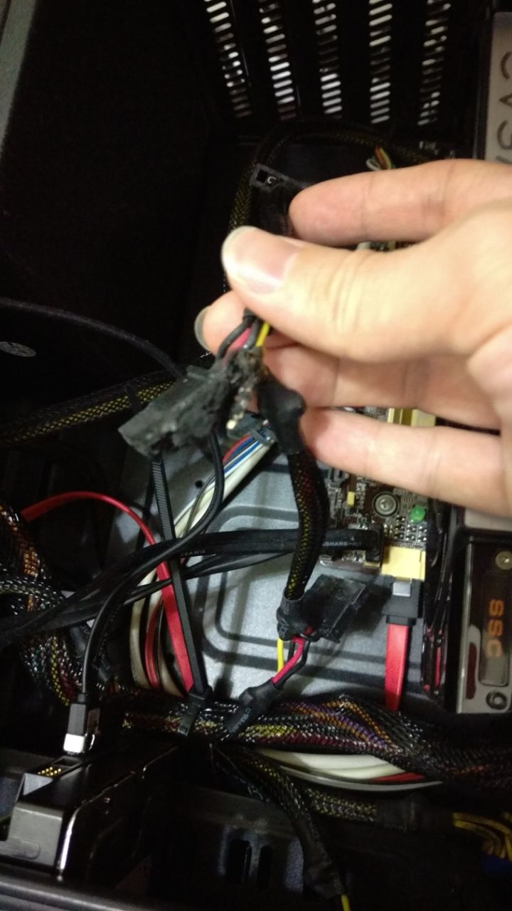 CyberSLIM 500W 電源供應器電源線起火