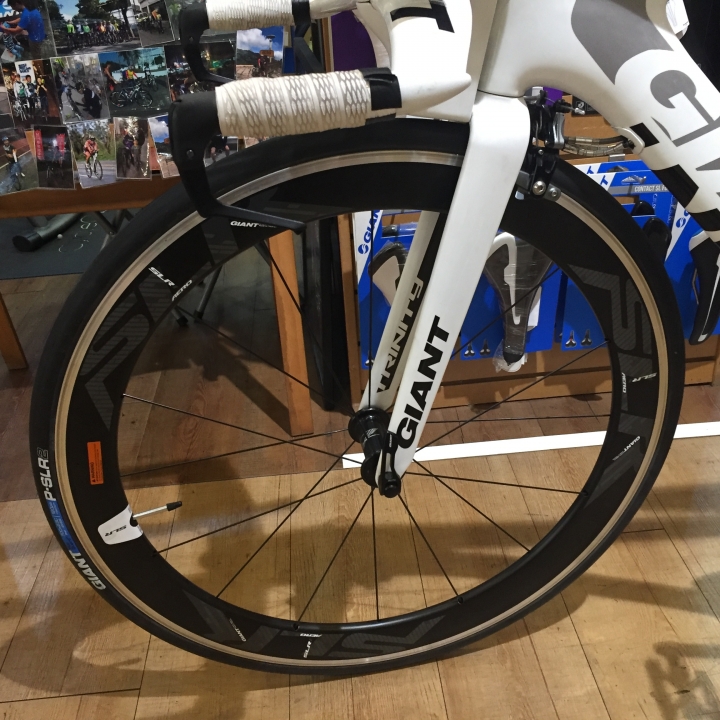 誰能幫忙一下 查一下這組輪組規格 (急...)