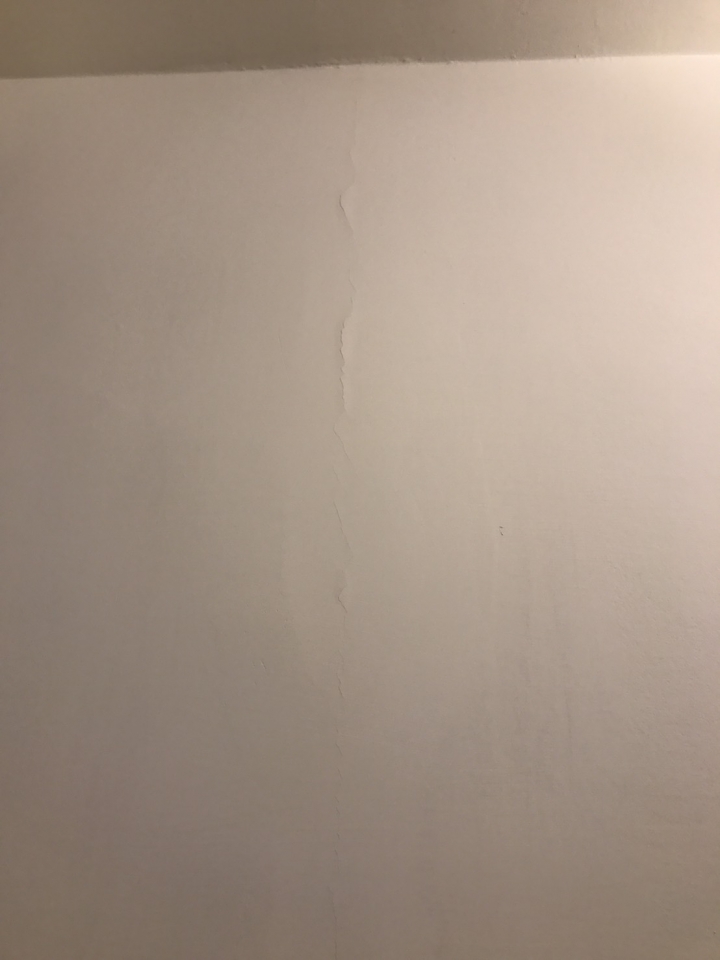 請問牆壁裂痕浮凸問題 (預售屋,待交屋)