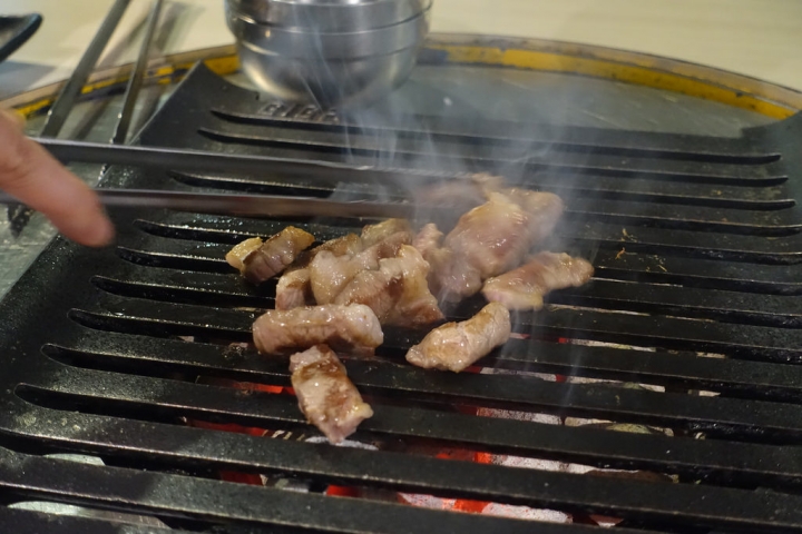 【食記】國父紀念館站/東區延吉街美食。燒桶子韓風立燒~專人烤肉超貼心