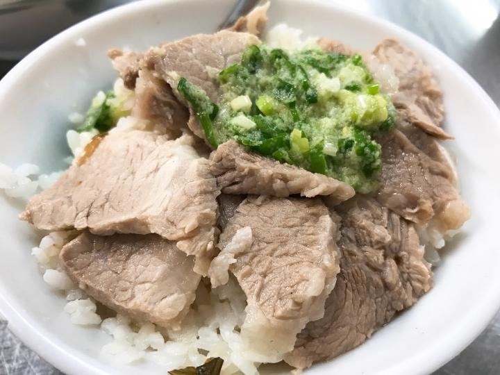 [食記] 新竹。榮記客家湯圓。樸實的美味--白切肉飯、骨仔肉飯、餛飩湯(近大遠百)