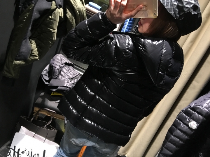 【巴黎生活42天記錄】Day6 試穿分享Moncler六月巴黎櫃上經典款羽絨衣給大家看
