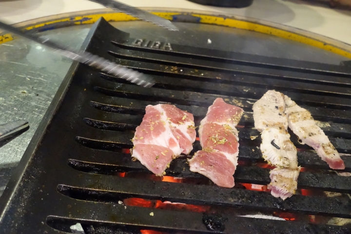 【食記】國父紀念館站/東區延吉街美食。燒桶子韓風立燒~專人烤肉超貼心