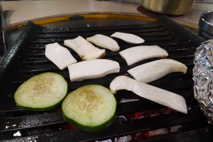 【食記】國父紀念館站/東區延吉街美食。燒桶子韓風立燒~專人烤肉超貼心