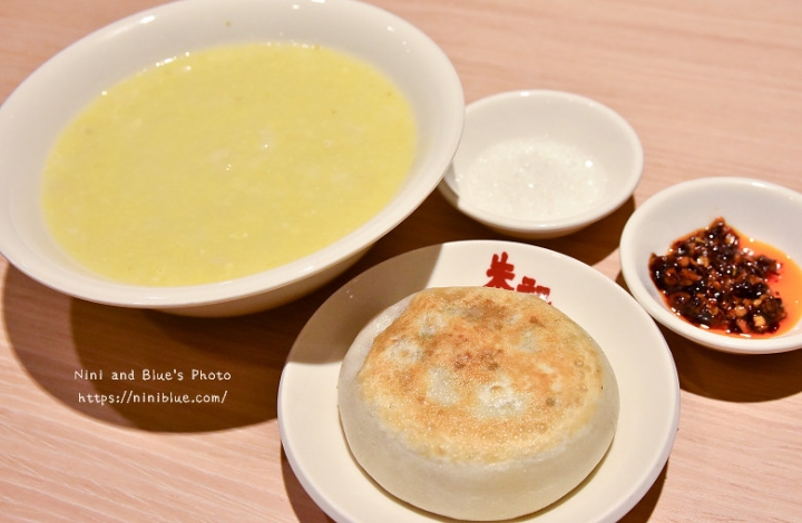 【台中大遠百】朱記餡餅粥 台中店，招牌爆漿餡餅、捲餅、小米粥、蒸餃等北方麵食，還有台中限定餐點，大遠百美食街餐廳推薦