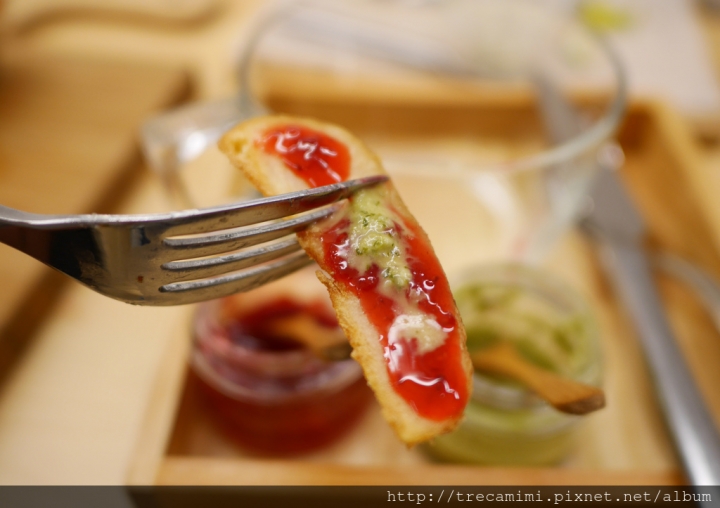 【食記】高雄慢牛-創意牛肉料理，牛味十足氣氛佳！牛肉甜甜圈太邪惡/馬來西亞道地叻沙黃麵