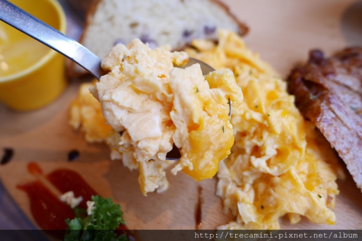 【食記】高雄Good Partner好夥伴咖啡(雙慈店)-必拍玫瑰花牆，吃完早午餐網紅換你當！南高雄最美寵物友善餐廳